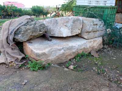 Dall�entrata principale, che avevamo ammirato su via San Francesco, si accedeva attraverso una scala in pietra, i cui resti sono ammassati mestamente all�interno del giardino